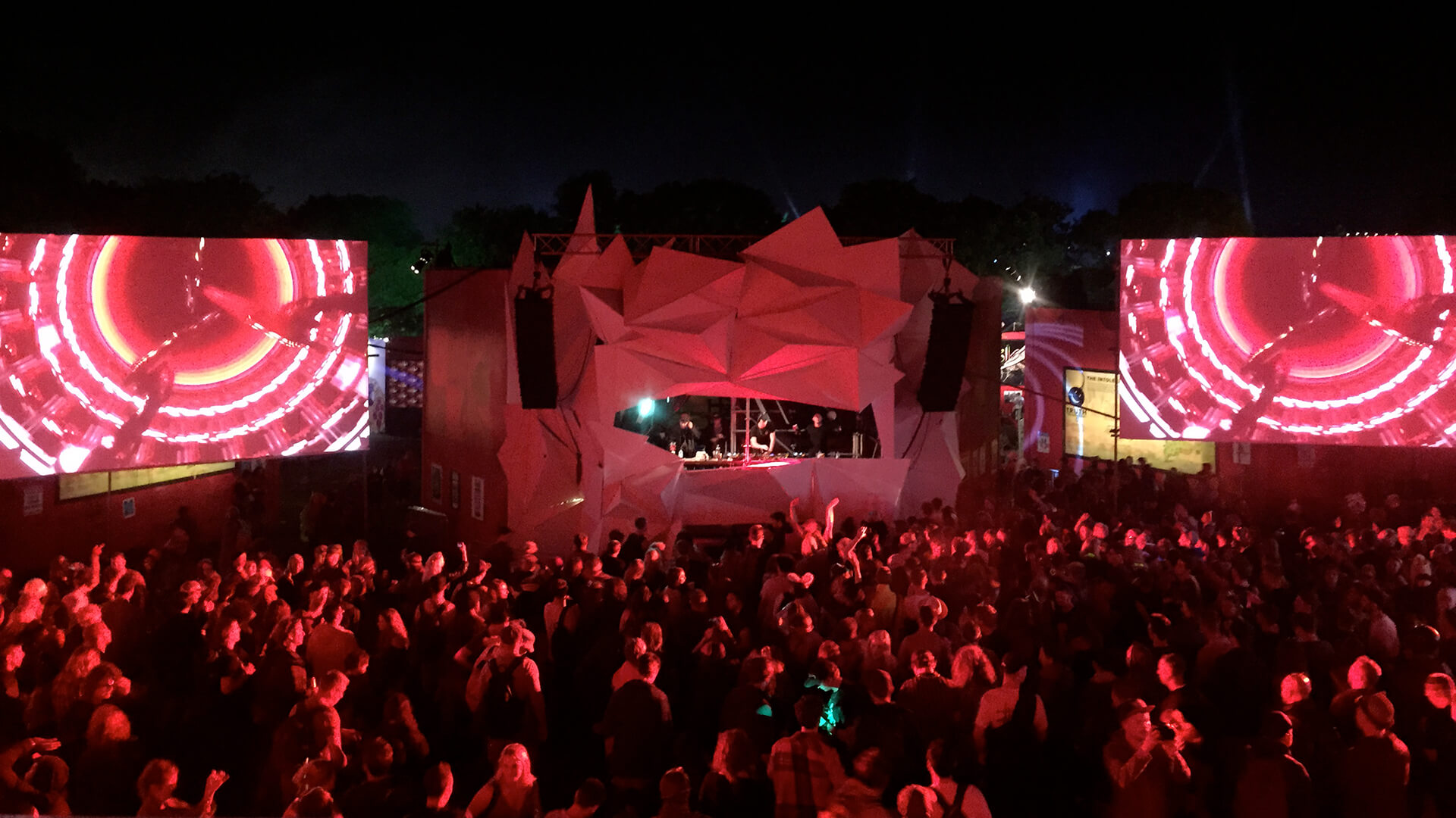 Immersive Media - Live event with two large screens and a DJ set